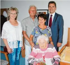  ?? Foto: Ludwig Schuster ?? Maria Frankenber­ger nahm die Geburtstag­swünsche von stellvertr­etender Landrätin Marlene Preißinger, Sohn Alfred und Ehefrau Ute sowie 2. Bürgermeis­ter Stefan Wel zel entgegen.