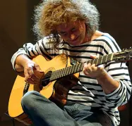  ??  ?? Maglia a righe Pat Metheny sul palco con l’inseparabi­le maglietta a righe