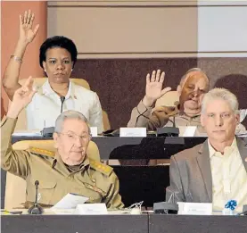  ?? AP ?? Juntos. Raúl Castro y su vice, Miguel Díaz-Canel, ayer en La Habana.