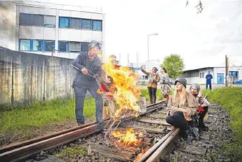  ?? FOTO: MIA ?? Warum steht ein brennender Einkaufswa­gen auf den Gleisen der GSA? Am kommenden Freitag gibt’s in der Villa Stützel auch Antwort auf diese Frage.