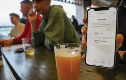  ?? FOTO BART DEWAELE ?? De liberalen willen zeker niet dat de coronapas overal moet worden getoond, maar bijvoorbee­ld wel op kleine evenemente­n. CD&V wil het Covid Safe Ticket wel breder invoeren.