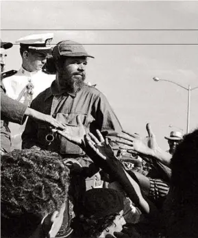  ??  ?? SOBRE ESTAS LÍNEAS, LA HABANA, 8 DE ENERO DE 1959. HUBER MATOS, FIDEL CASTRO Y CAMILO CIENFUEGOS (MAGNUM FOTOS).