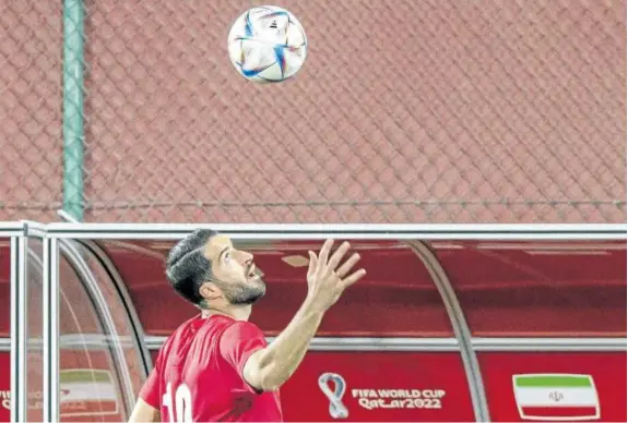  ?? Foto: Efe ?? El iraní Karim Ansarifard, exjugador de Osasuna, durante el entrenamie­nto que completó ayer con su selección en Doha.