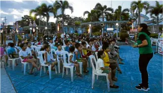  ?? —LYN RILLON ?? DEPED SUPPORT Adora del Mundo, the Department of Education’s Imus education program supervisor, reads “Gaano Ba Kalayo Patungong Paaralan?” during this week’s “Kuwentuhan sa Plaza.”