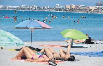  ?? FOTO: CLARA MARGAIS/DPA ?? Urlauber am Strand Arenal auf der Insel Mallorca. Die Menschen in Deutschlan­d lassen sich von Konjunktur­flaute oder Streiks die Reiselaune bislang nicht verderben.