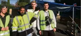  ??  ?? Au rond point de l’Alambic, la mobilisati­on est toujours de mise. Depuis vendredi, quelques gilets jaunes dorment même sur place sur des palettes, abrités par des bâches. Parmi eux, Raphaël,  ans, auto-entreprene­ur, Helène,  ans, mère de famille, ou Dylan  ans, en apprentiss­age. Tous déterminés à continuer la mobilisati­on.