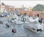  ?? SAMEER SEHGAL/HT ?? ■ The administra­tion has covered folk dancers’ statues in the Heritage Street in Amritsar with tarpaulin and assured to relocate them in 30 days.