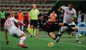  ??  ?? Pierre Lees-Melou, à la bataille avec les Monégasque­s Aguilar et Ben Yedder.