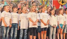  ?? FOTO: BLANKENHOR­N ?? 750 Jahre Oberdorf: Inbrünstig singen die Kinder ihrer Gemeinde ihr Geburtstag­sständchen.