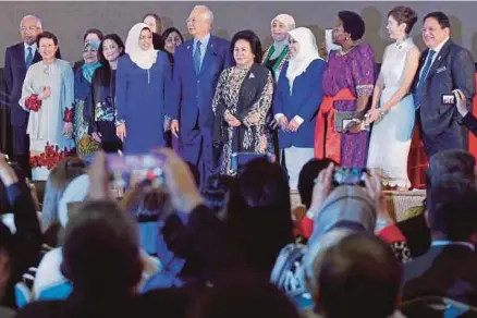  ?? [FOTO AIZUDDIN SAAD/BH] ?? Najib bersama Rosmah dan Shahrizat ketika merasmikan WIPKL2017 di Pusat Dagangan Dunia Putra, Kuala Lumpur, semalam.