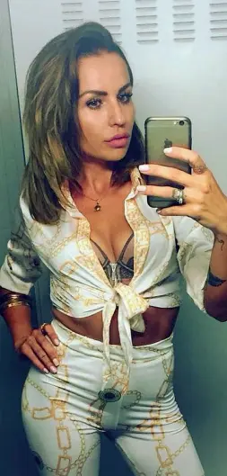  ?? (foto da Facebook) ?? Selfie Ewelina Osinska, 34 anni, deejay, su social ha reso pubbliche alcune sue produzioni techno e «deep house». Nelle foto pubblicate online è ritratta durante le serate alla consolle o sulle spiagge di Ibiza