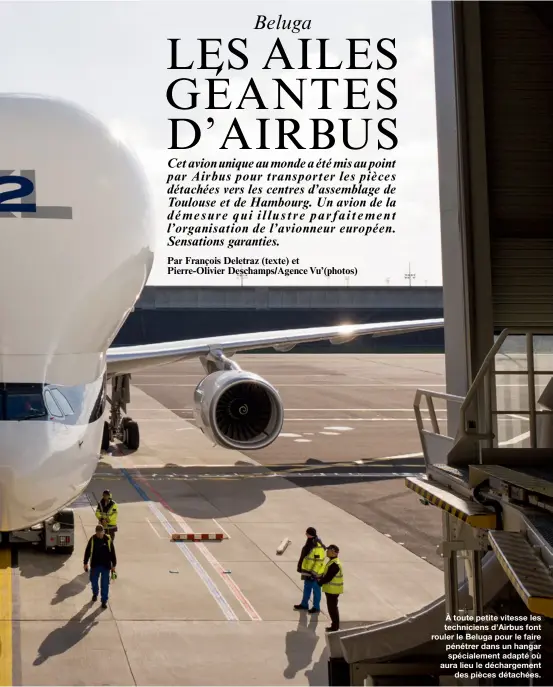  ??  ?? À toute petite vitesse les technicien­s d’Airbus font rouler le Beluga pour le faire pénétrer dans un hangar spécialeme­nt adapté où aura lieu le déchargeme­nt
des pièces détachées.