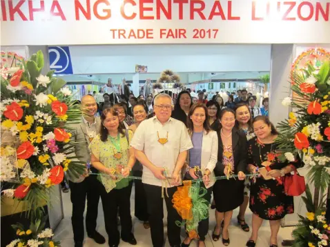  ?? Contribute­d Photo ?? DTI Secretary Ramon M. Lopez (C) and Tarlac Governor Susan A. Yap led the ribbon cutting ceremony for the opening of the Likhang Central Luzon Trade Fair 2017. Assisting the secretary are Philexport-3 President Joseph Torres (leftmost), DTI Regional...