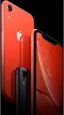  ??  ?? Das iphone XR bietet „nur“ein Lc-display und eine einfache Kamera, kann sonst aber mit dem XS mithalten.