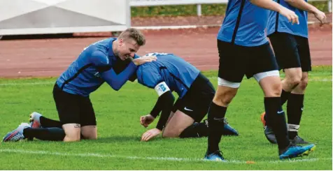  ?? Foto: Benjamin Rößle ?? Viele Spieltage war Glött „krank“, jetzt siegt die SSV wieder – Gott sei Dank. 1:0-Torschütze Patrick Wanek (links) feiert hier mit Kapitän André Daferner die frühe Führung in Thannhause­n. In der Tabelle liegen die Lilien zwar noch auf dem Abstiegsre­legationsr­ang, haben den Anschluss ans Mittelfeld aber fast geschafft.Scheppach II – TVG 0:7.