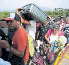  ?? FOTO: EL HERALDO ?? Se estima que unos ocho mil venezolano­s salen del país a diario hacia las naciones vecinas debido a la crisis.