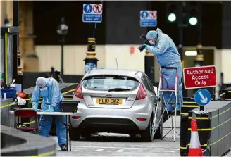  ??  ?? Polícia trabalha em carro usado em suposto atentado em Londres