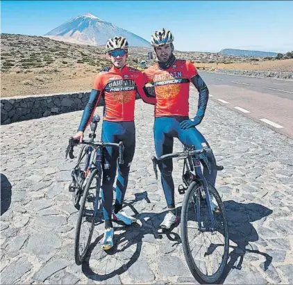  ?? FOTOS: ARCHIVO Y RODOLFO MOLINA ?? Arriba los hermanos Izagirre, Gorka y Ion, que participar­án desde el sábado en el Tour de Francia siendo los únicos representa­ntes guipuzcoan­os en la carrera. Debajo, Abraham Olano durante un descenso en una etapa de la ronda gala en la que en 1998 fue...