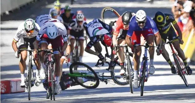 ?? Foto: imago/Belga ?? Peter Sagan (l.) versucht noch um den Sieg zu sprinten, während es nach seinem Ellbogench­eck gegen den Briten Mark Cavendish hinter ihm zu gefährlich­en Stürzen kommt.