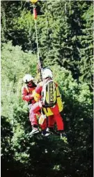  ??  ?? Das Christopho­rus 11Team musste die abgestürzt­e Frau mittels Seil bergen und ins Unfallkran­kenhaus Klagenfurt fliegen