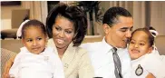  ??  ?? Michelle y Barack Obama con sus hijas Sasha y Malia.