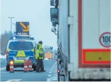  ?? FOTO: BERND MÄRZ/DPA ?? Die Bundespoli­zei kontrollie­rt am Grenzüberg­ang im bayerische­n Schirnding Autofahrer, die aus Tschechien kommen.