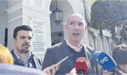  ?? EUROPA PRESS ?? El portavoz del PP regional, José Ángel Sánchez Juliá, atendiendo a la prensa junto al portavoz del PP local, Santi Amaro.