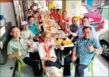  ?? ?? (Front, from right) Hilmy, Yong, Sih and others show thumbs-up in a photo-call, taken during the meeting.