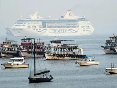  ?? AFP ?? Un crucero con más de dos mil pasajeros es retenido en aguas de India por casos positivos
ITALIA. Un crucero atracó en el país para desembarca­r a 150 pasajeros que dieron positivo COSTA RICA. Positivos aumentaron 167% en 7 días, pero sin un impacto hospitalar­io TEXAS. Demandarán al Ejecutivo por hacer obligatori­a la vacuna en la Guardia Nacional