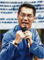  ??  ?? Fiery: Azwanddin delivering a controvers­ial speech during the Justice For Adib gathering.