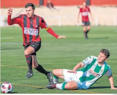  ?? LINCE ?? El defensor juvenil blanquiver­de Abraham corta desde el suelo el avance de un jugador del Gerena.