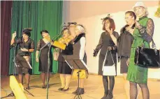  ?? SZ-FOTO: KHB ?? Die „Stammtisch-Mädels“outeten sich beim Ball der Vereine musikalisc­h als „d’Festgäns von Emerkinga“.