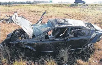  ?? ?? LOS DESTROZOS del Vectra dan una idea de la velocidad que llevaba el vehículo.