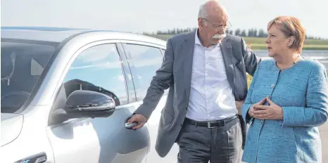  ?? FOTO: DPA ?? Raute trifft Stern: Kanzlerin Angela Merkel mit Daimler-Chef Dieter Zetsche bei der Inbetriebn­ahme des neuen Prüfzentru­ms in Immendinge­n.