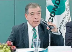  ??  ?? Mario Di Costanzo, titular de la Condusef, llamó a los afectados por la negativa de MetLife de pagar el SSI a presentar una denuncia contra la firma.