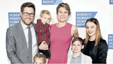  ?? AFP / MIKE PONT ?? Maeve Kennedy y su marido David McKean, con sus tres hijos. Gideon es el segundo por la derecha.