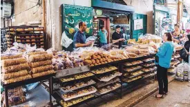  ??  ?? Die kleure en geure van ’n Libanese kosmark is ’n aanslag op die sintuie: Speserye, kruie, vars groente en vrugte en die heerlikste gebak.