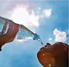  ?? FOTO: DPA ?? Trinken, trinken, trinken – am besten Wasser. Das gilt besonders für Menschen, die sich sportlich betätigen oder im Freien arbeiten.