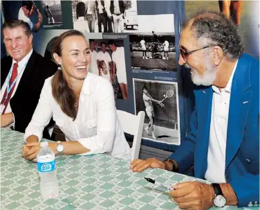  ??  ?? CHARLIE PASARELL, acompañado de Martina Hingis e Ion Tiriac, firmó autógrafos ayer en el Museo del Salón de la Fama del Tenis Internacio­nal.