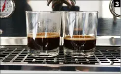  ??  ?? Erst die perfekte Crema macht den Espresso für Kaffeelieb­haber zum Genuss, wie hier beim Getränk aus der Linea MiniDie GS3 aus der italienisc­hen Manufaktur La Marzocco in Florenz ermöglicht mit seitlicher Glaswand einen Blick in ihr Innenleben