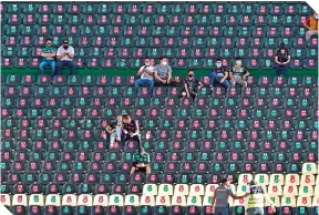  ?? FOTO: MEXSPORT ?? Las tribunas del estadio esmeralda registraro­n un límite de asistencia.