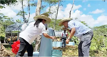  ?? PHOTOGRAPH COURTESY OF ICRC ?? STAFF from the Internatio­nal Committee of the Red Cross and government officials check the tap stands that have been installed in Barangay Alagatan.