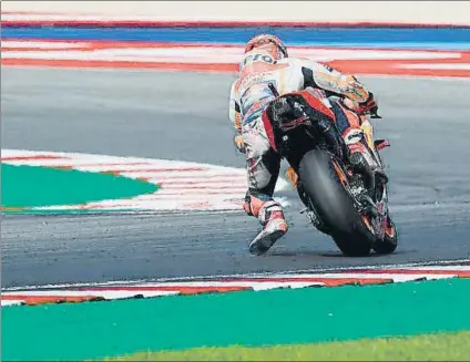  ?? FOTO: REPSOL HONDA ?? Marc Márquez regresa a pista con el mono raspado En poco más de dos minutos se sobrepuso a una caída