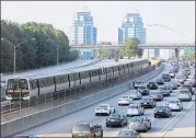  ?? GRAY / BGRAY@AJC.COM BEN ?? A MARTA train makes its way north past Ga. 400 traffic near Sandy Springs on a typical afternoon rush hour.