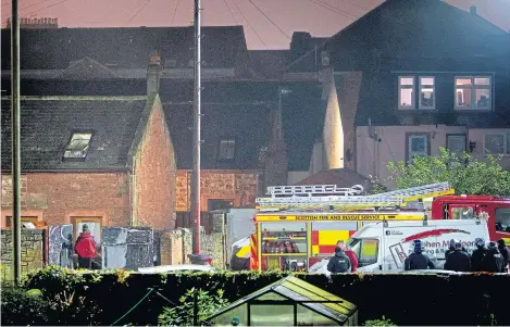  ?? Picture: Paul Reid. ?? Negotiator­s talk to the man through the roof skylight during last night’s incident.