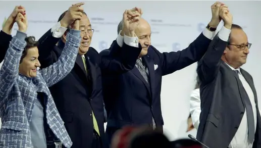  ??  ?? Vittoria Da destra il presidente francese François Hollande, il ministro degli Esteri e presidente di Cop21 Laurent Fabius, e il segretario generale dell’Onu Ban Ki-moon (Afp)