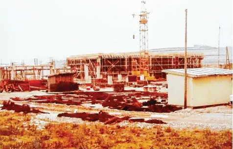  ?? Repro/Foto: Manfred Dittenhofe­r ?? 1971 wurde die Rennertsho­fener Schule gebaut. Damals war die Marktgemei­nde hoch verschulde­t. Die Geschichte scheint sich bald zu wiederhole­n. Für eine neue Schule muss Rennertsho­fen tief in die Geldbörse greifen.