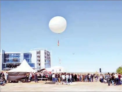  ??  ?? Con el fin de poner en órbita tres nanosatéli­tes se empleó un globo especialme­nte diseñado y fabricado de 2.50 metros de diámetro, para que volara a una altura de entre 35 y 40 kilómetros ■ Foto Alfredo Valadez Rodríguez