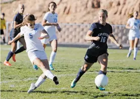  ?? LUIS SÁNCHEZ SATURNO/THE NEW MEXICAN ?? Santa Fe Prep’s Lynn Robey, right, covers St. Michael’s Hannah Boyd during the second half of Monday’s match.