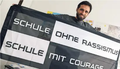  ?? NGZ-FOTO: WOI ?? Goran Sucec vom KI mit dem Banner für Schulen, die den Titel erhalten haben. Eine Plakette gibt es ebenfalls.